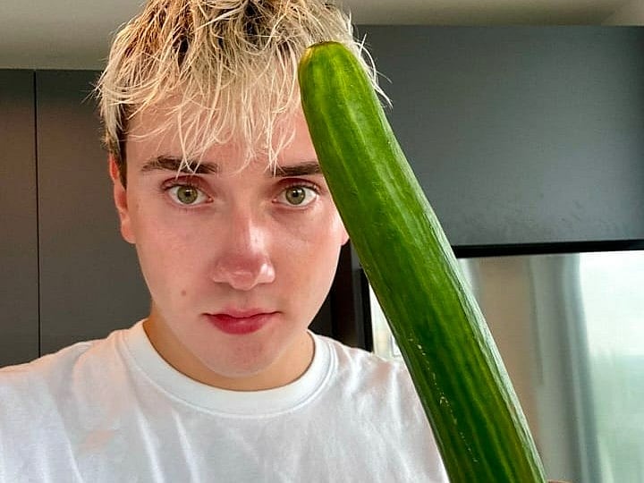 Instagram : Viral TikTok ‘Cucumber boy’ Logan Moffitt